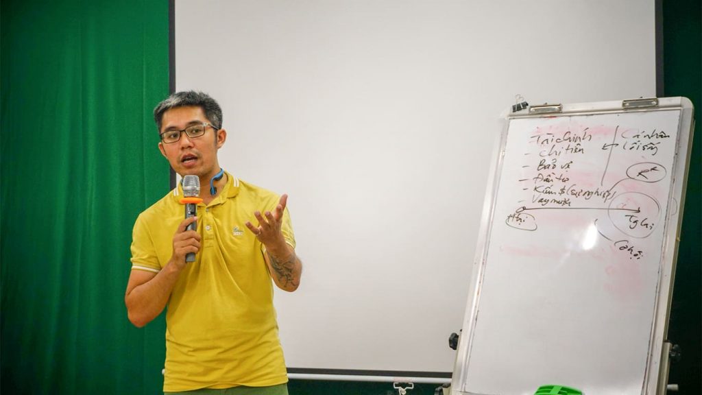 Anh Nguyễn Minh Nhật, nhà sáng lập và khai vấn (coach) của dự án Heo Đất - Make Cents Make Sense
